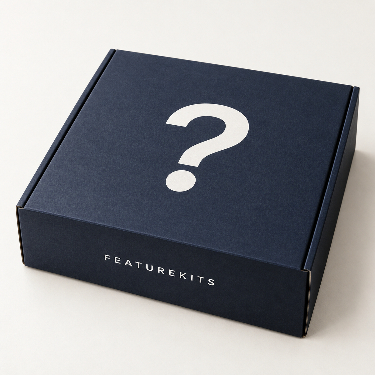 Donkerblauwe Featurekits mysteryshirt-doos met een wit vraagteken